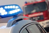 Auto steht in Flammen: 21-Jähriger baut Crash ohne Führerschein und flieht