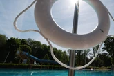Fataler Sprung ins Becken: 20-Jähriger bricht in Freibad ein und stirbt