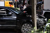 Auto erfasst Fußgängerin: Dann folgt gleich der nächste Crash