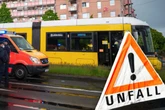 Unfall beim Elbepark: Autos kollidieren, Straßenbahn kann nicht fahren