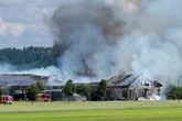 Futterhalle in Flammen: Feuerwehren können Millionenschaden nicht verhindern