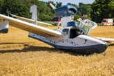 Notlandung neben der A661: Wasserflugzeug kracht auf Feld - zwei Menschen verletzt