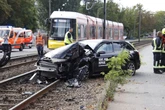 Miles-Wagen landet im Straßenbahngleis – Fahrer kämpft um sein Leben