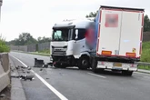 Unfall auf der A7: Lastwagen kracht in Betonwand und blockiert alle Fahrstreifen