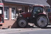 Traktor weicht Schulbus aus und kracht in Hauswand
