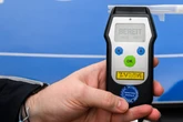 Weil er nicht nüchtern wird: Lkw-Fahrer sitzt seit einer Woche auf Raststätte fest