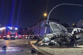 Auto kracht frontal gegen Ampel: Fahrer bei Unfall in Lichtenberg lebensgefährlich verletzt