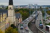 Gefährliche Aktion in Halle: Betrunkener Fußgänger klettert auf Hochstraßen-Geländer!