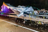 Lebensmittel-Laster rollt auf A5 plötzlich rückwärts, dann kommt es zum schweren Crash