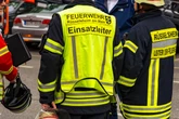 Wohnhaus-Brand: Zwei Kinder in Klinik, Polizei muss Anwohner festnehmen