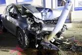 Opel kracht in Chemnitz gegen Laterne