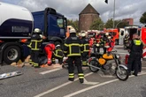 Mopedfahrer wird unter Lastwagen eingeklemmt und lebensgefährlich verletzt