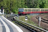 Streit eskaliert in S-Bahn: Mann beißt Kontrahenten mehrfach in den Rücken