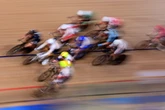 Bahnrad-Fahrer fliegen über Bande ins Publikum - Polizei spricht von Sportunfall