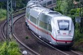"Nur aus Neugierde": Teenies legen Betonplatte auf Gleise, ICE rauscht rein