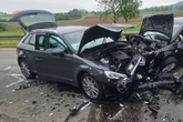 Audi und Seat krachen frontal ineinander: Zwei Verletzte