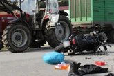 Beamte rechnen mit tragischem Ausgang: Schwerer Unfall zwischen Motorrad und Traktorgespann