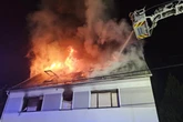 Wohnhaus nach Dachstuhlbrand unbewohnbar: Eigentümer rettet sich mit Hund nach draußen
