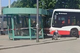 Bus kracht ungebremst in Haltestelle! Rollstuhlfahrerin schwer verletzt