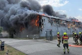 Riesige Rauchsäule über Oranienburg: Lagerhalle steht lichterloh in Flammen