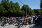 Schock bei Tour de France: Auto durchbricht Absperrung und erfasst Fanmenge
