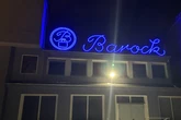Relikt aus DDR-Zeiten: Barock-Schriftzug leuchtet wieder