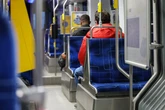 Trio raubt Leipziger brutal aus und fährt mit Straßenbahn davon