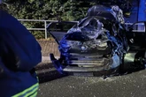 VW rast in Bushaltestelle: Vier Jugendliche zum Teil schwer verletzt
