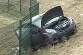 Chevrolet kommt von der Straße ab und landet neben der A7 im Graben