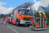 Dachstuhlbrand! Auch Airport-Feuerwehr stundenlang im Einsatz