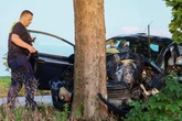 Ford Fiesta gegen Baum gekracht: Fahrerin schwebt in Lebensgefahr