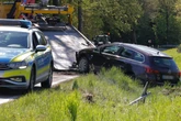 Unfall im Erzgebirge: Opel kracht gegen Baum und fällt Verkehrsschild