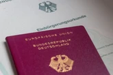 Immer mehr Menschen bekommen deutschen Pass: Einbürgerungen auf dem Höchststand