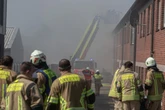 Großbrand bei Hamburg: Drei Verletzte, 150 Einsatzkräfte vor Ort