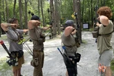 Horror beim Bogenschießen: Blitz trifft Pfadfinder-Gruppe - ein Toter, 13 Verletzte!