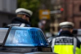 Frau läuft auf "lautstarke" Jugendliche zu - Plötzlich trifft sie ein Schuss