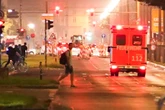 22-Jährige öffnet Wohnungstür: Plötzlich sticht fremder Mann auf sie ein