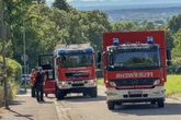 Rauch und Knallgeräusche gemeldet: Feuerwehr muss drei brennende Gebäude löschen