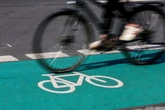 Radfahrerin und Mercedes stoßen zusammen: 43-Jährige verletzt