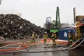 Zehn Meter hoher Schrotthaufen brennt: Feuerwehr drei Stunden lang im Einsatz