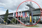 Stahlkonstruktion aufgetaucht: Was macht dieser Strommast vor dem Kongresszentrum?