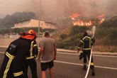 Flammenhölle im Urlaubsparadies: Touristen fliehen vor Waldbränden