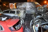 Verdacht auf Brandstiftung: Mehrere Fahrzeuge brennen auf Parkplatz