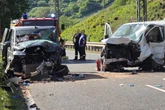 Frontal-Crash auf der B49: Eine Person stirbt, zwei Schwerverletzte