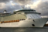 Flucht fällt ins Wasser: Passagier springt aus kuriosem Grund von Kreuzfahrtschiff