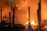 Großbrand im Erzgebirge: Mehrere Gartenhütten stehen in Flammen