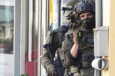 Zwei Menschen aus Volksbank befreit: Täter auf der Flucht, Polizei spricht von 1,80 Meter großem Mann