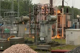 Brand in Umspannwerk im Erzgebirge: Gefahr einer giftigen Rauchwolke und Stromausfälle!