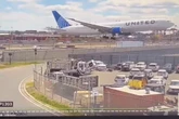 Schockmoment bei Landung: Passagierflugzeug rammt Lastwagen