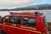 Mit Boje kollidiert: Besetztes Ruderboot auf Rhein gekentert
